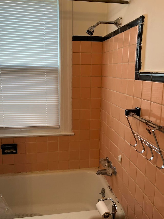 bathroom featuring tiled shower / bath