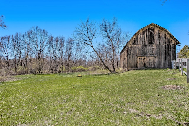 view of yard featuring an outdoor structure