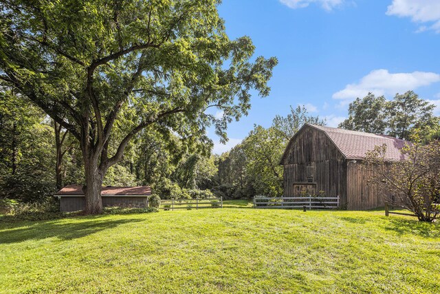 view of yard featuring an outbuilding