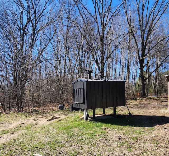 view of yard with an outdoor structure