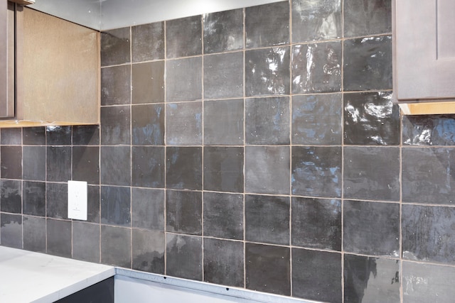 bathroom with decorative backsplash