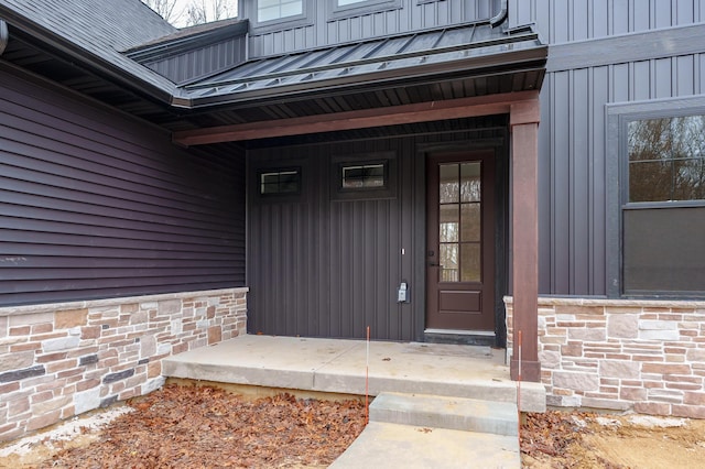 entrance to property featuring covered porch