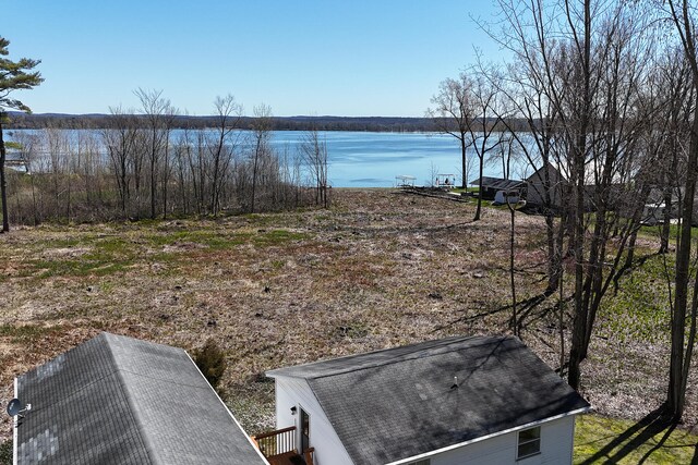 view of yard featuring a water view