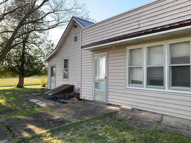 back of house featuring a yard