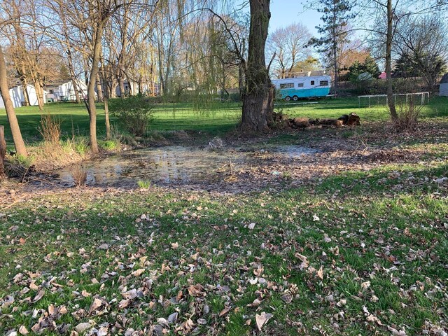 view of yard featuring a water view