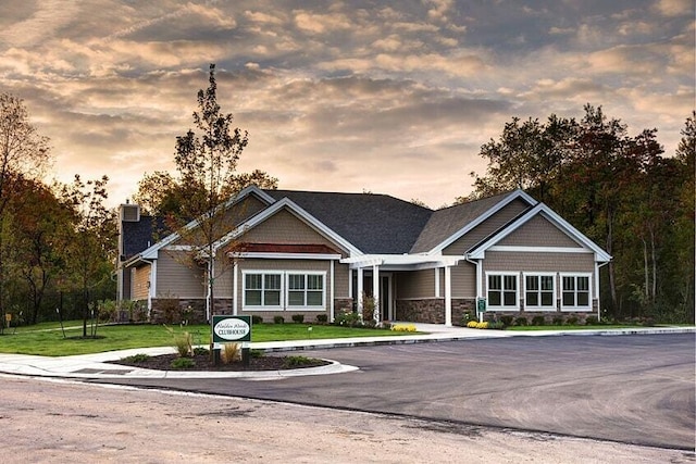 craftsman-style home featuring a lawn