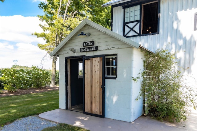 view of outbuilding