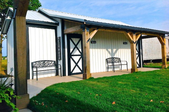 view of outdoor structure with a yard