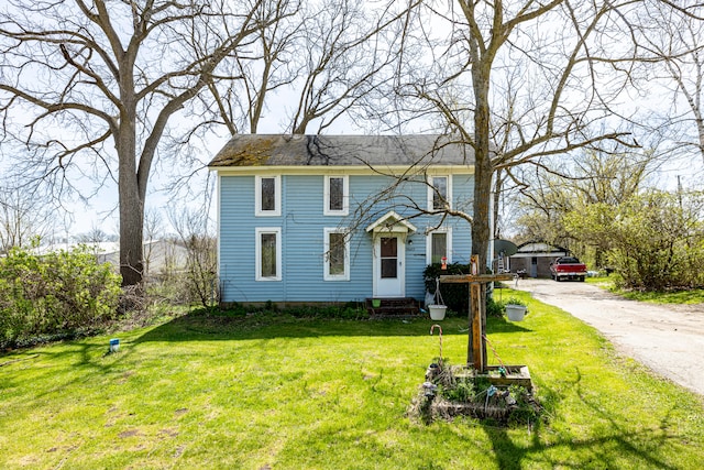 view of front of property featuring a front yard