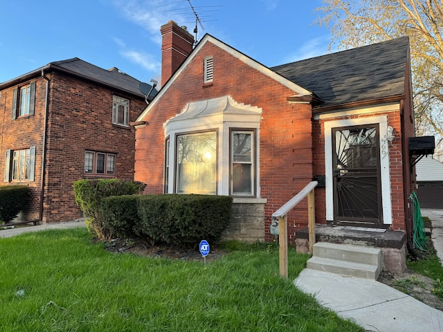 view of front facade featuring a front lawn