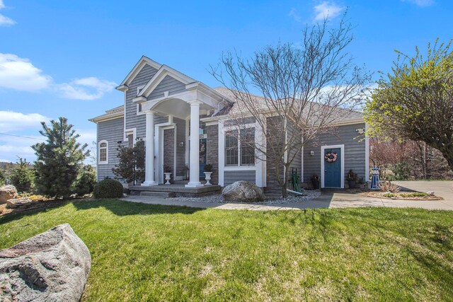 view of front of property featuring a front yard