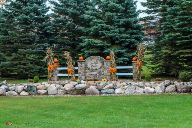 community / neighborhood sign with a lawn