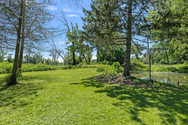 view of yard featuring a water view