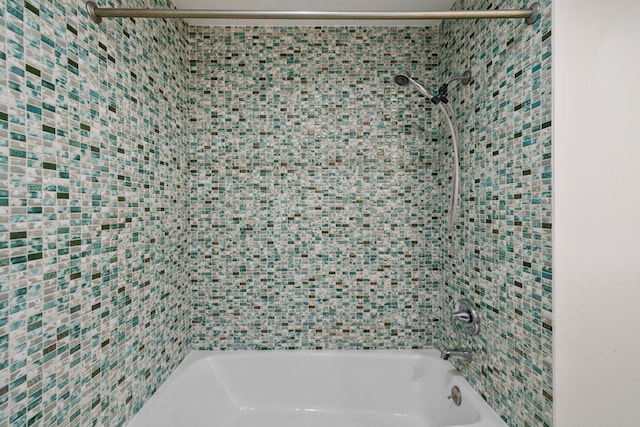 bathroom with tiled shower / bath combo