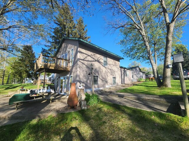 back of house featuring a lawn