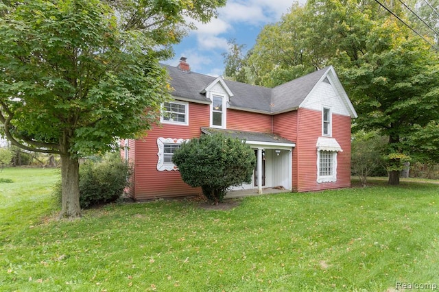 view of front of home featuring a front yard