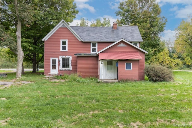 front of property featuring a front lawn