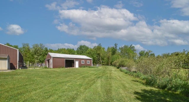 view of yard with an outdoor structure