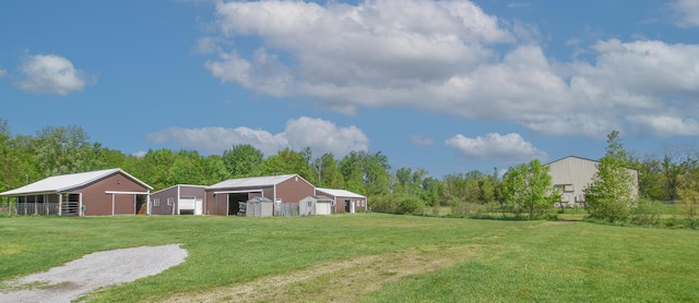 view of yard with an outdoor structure