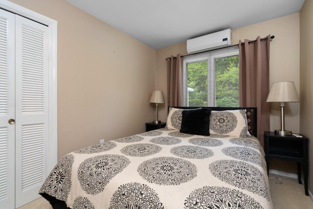 carpeted bedroom featuring a wall unit AC and a closet