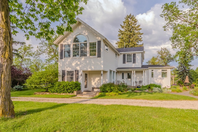 view of front of property featuring a front yard and covered porch