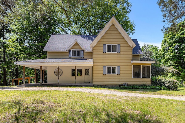 view of front facade featuring a front lawn