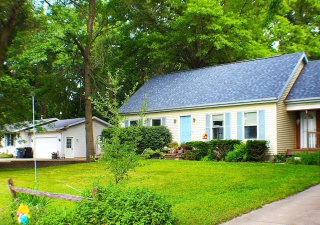 view of front facade featuring a front lawn and a garage