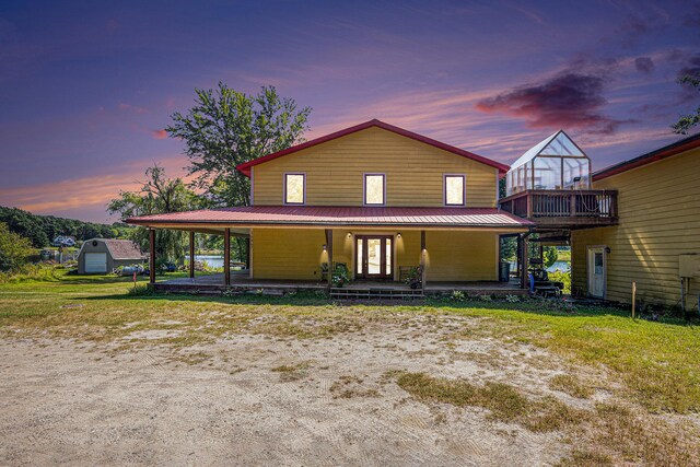 view of front of property featuring a porch and a yard