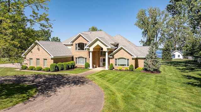 view of front of property featuring a front lawn