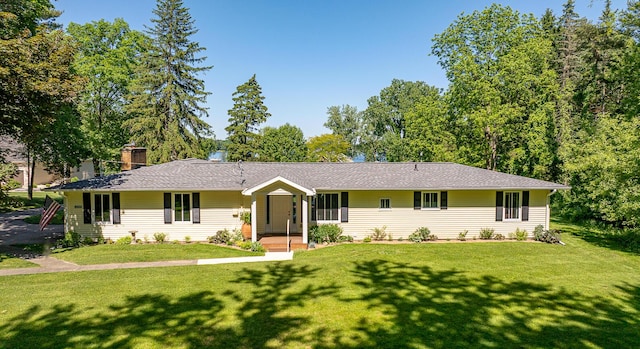 single story home with a front lawn