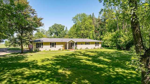 single story home featuring a front yard