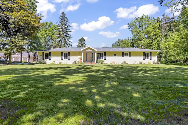 ranch-style home featuring a front lawn