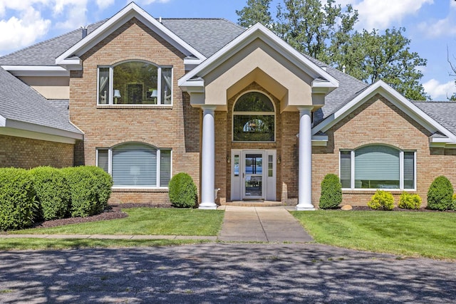 view of front of property with a front lawn