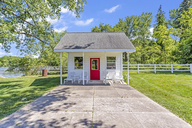 view of front of property with an outdoor structure and a front lawn