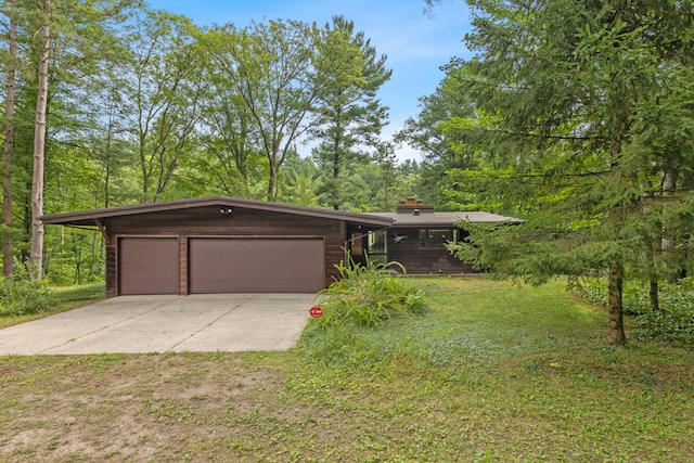 view of front facade with a garage and a front yard