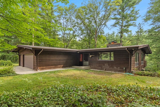 view of front of house featuring a garage and a front yard