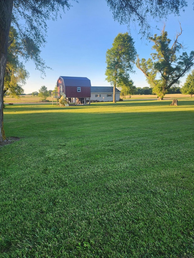 view of yard with an outdoor structure