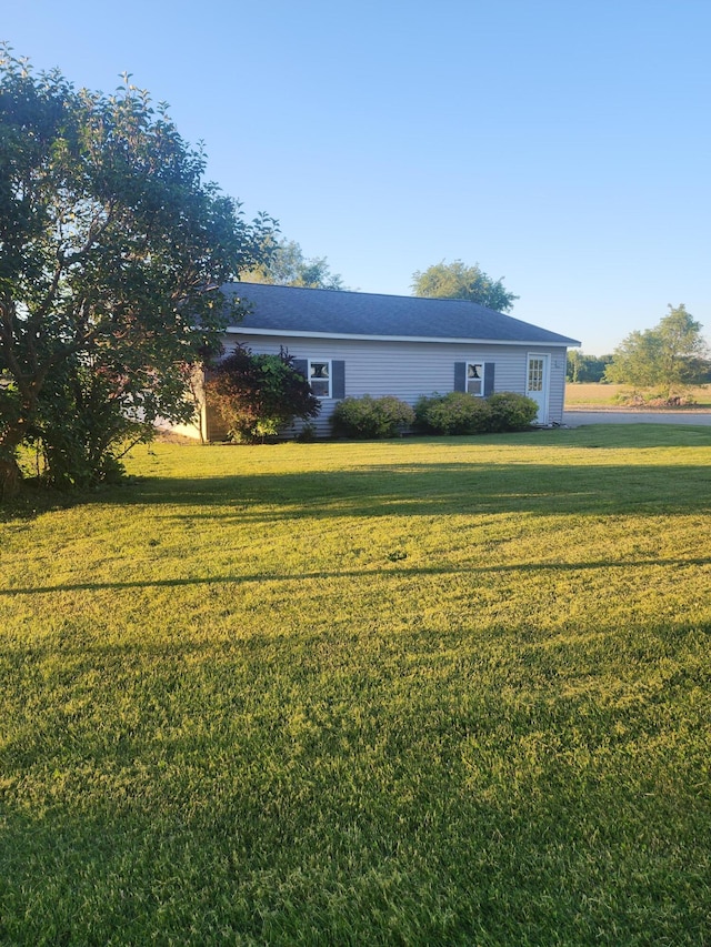 view of front of property featuring a front yard