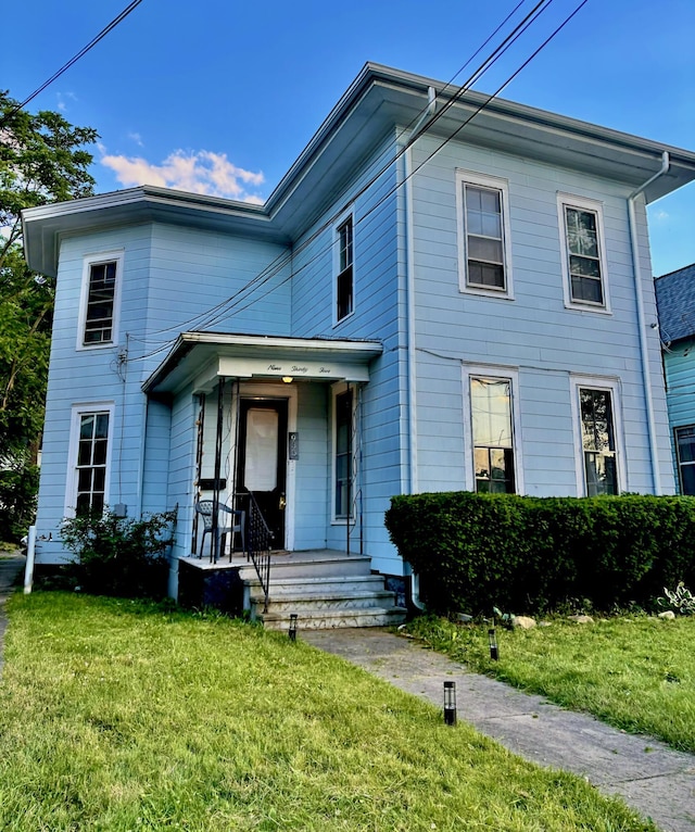 view of front of house featuring a front yard