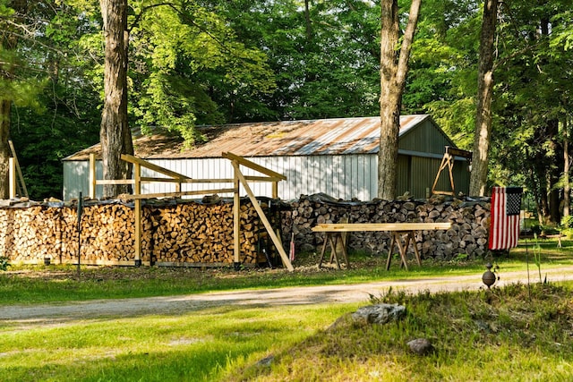 view of yard with an outbuilding