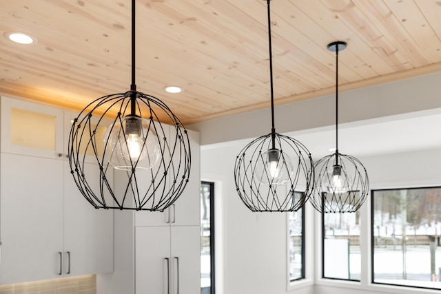 details featuring wooden ceiling and an inviting chandelier