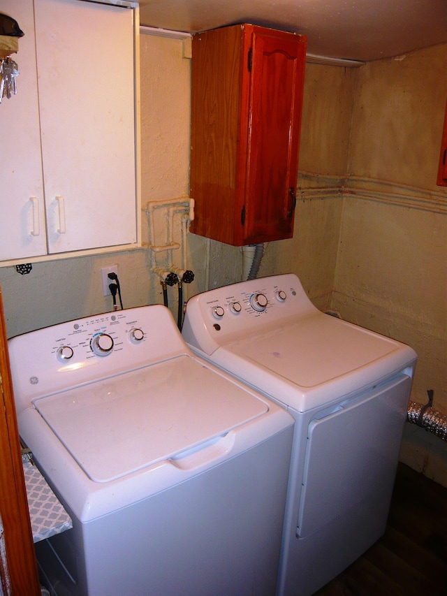 laundry room featuring cabinets and independent washer and dryer