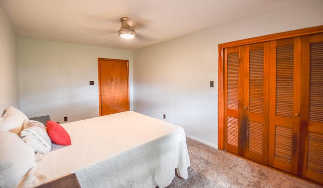 bedroom with ceiling fan, carpet floors, and a closet