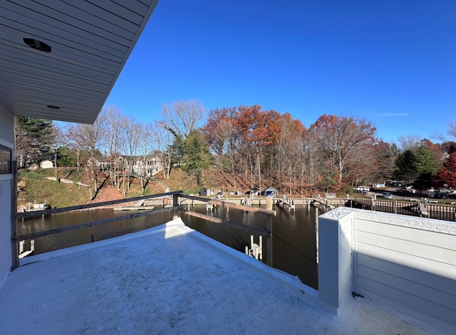 view of yard featuring a water view