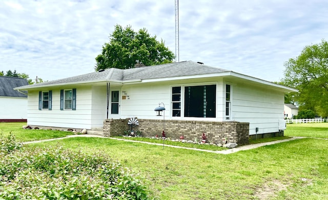 single story home with a front lawn