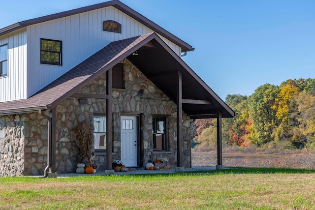 view of front of house with a front lawn