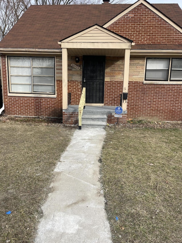 view of front of home featuring a front yard