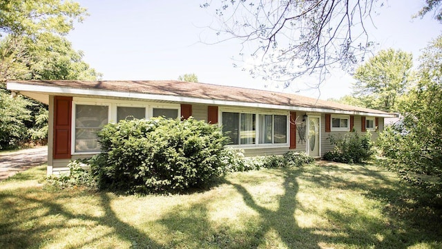 view of front of home with a front lawn