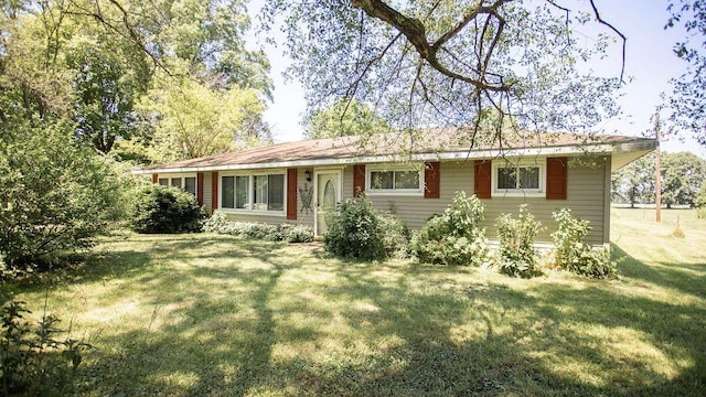 ranch-style home featuring a front lawn