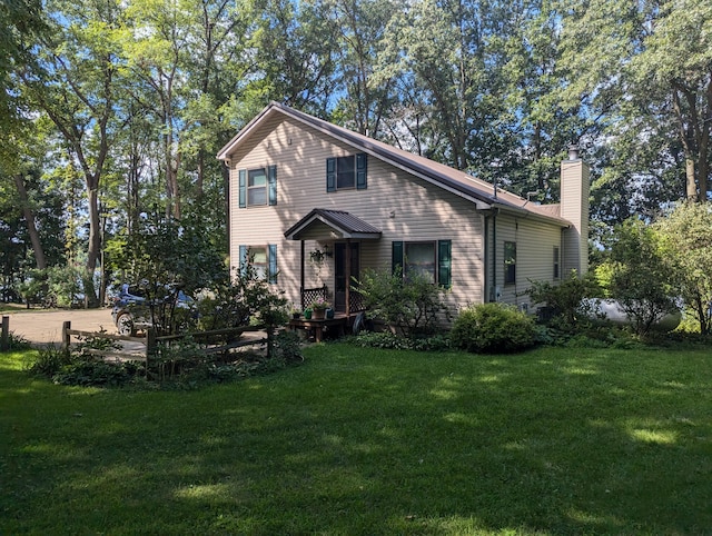 view of front of property featuring a front lawn